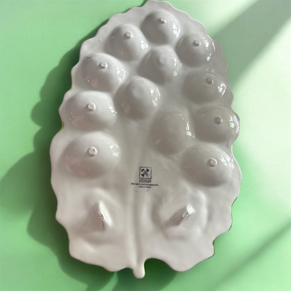 Vintage Cabbage Leaf-Shaped Egg Serving Platter with Bunny Salt & Pepper - Picture 2 of 4